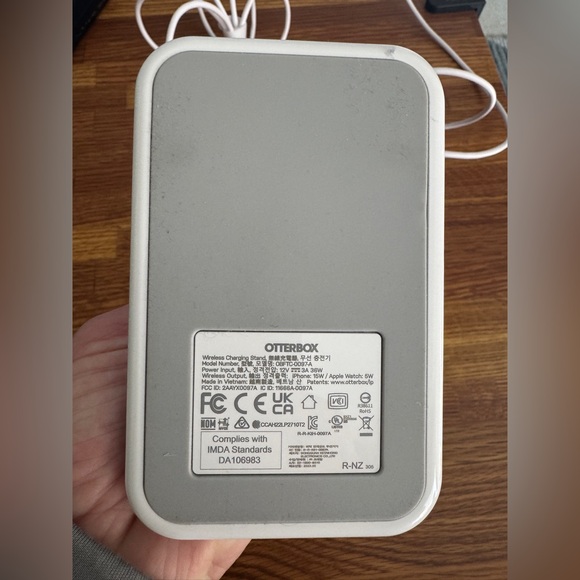 Otterbox 2-in-1 Charging Station with MagSafe - Picture 7 of 9